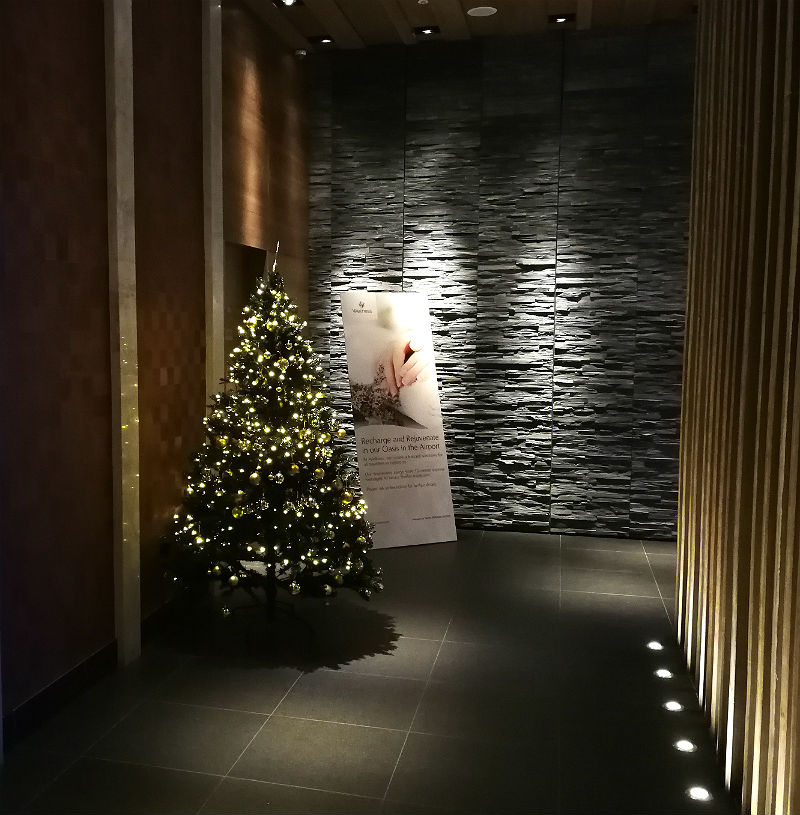 ロンドン・ヒースロー空港のプラザ・プレミアム・ラウンジのクリスマスツリー