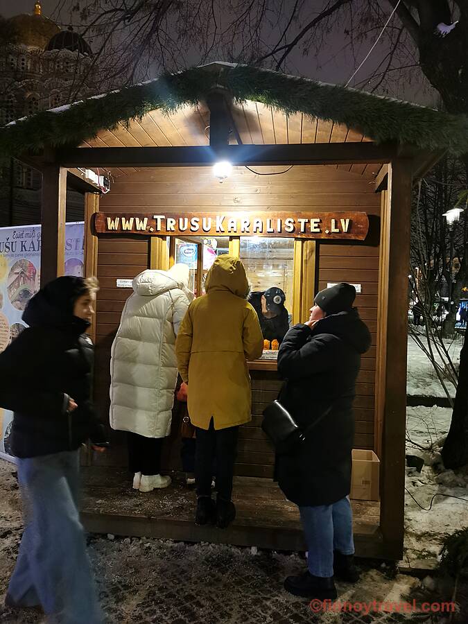 エスプラナーデ公園のリガ・クリスマスマーケットにある、ウサギにあげるニンジンの屋台