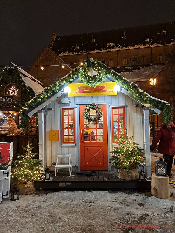 リガ旧市街のクリスマスマーケットにあるDHLのブース