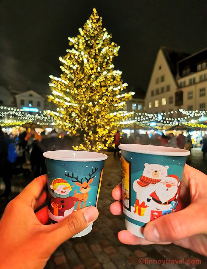 タリンのクリスマスマーケットのグロギのカップ