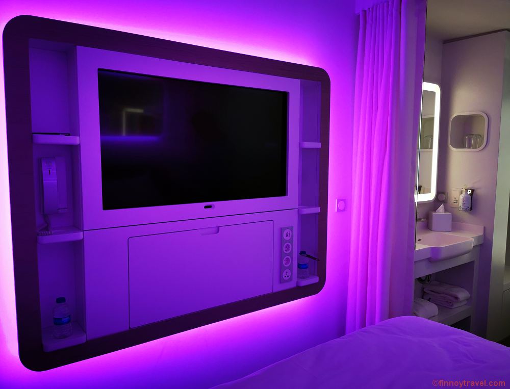 Yotelair客室のテレビ