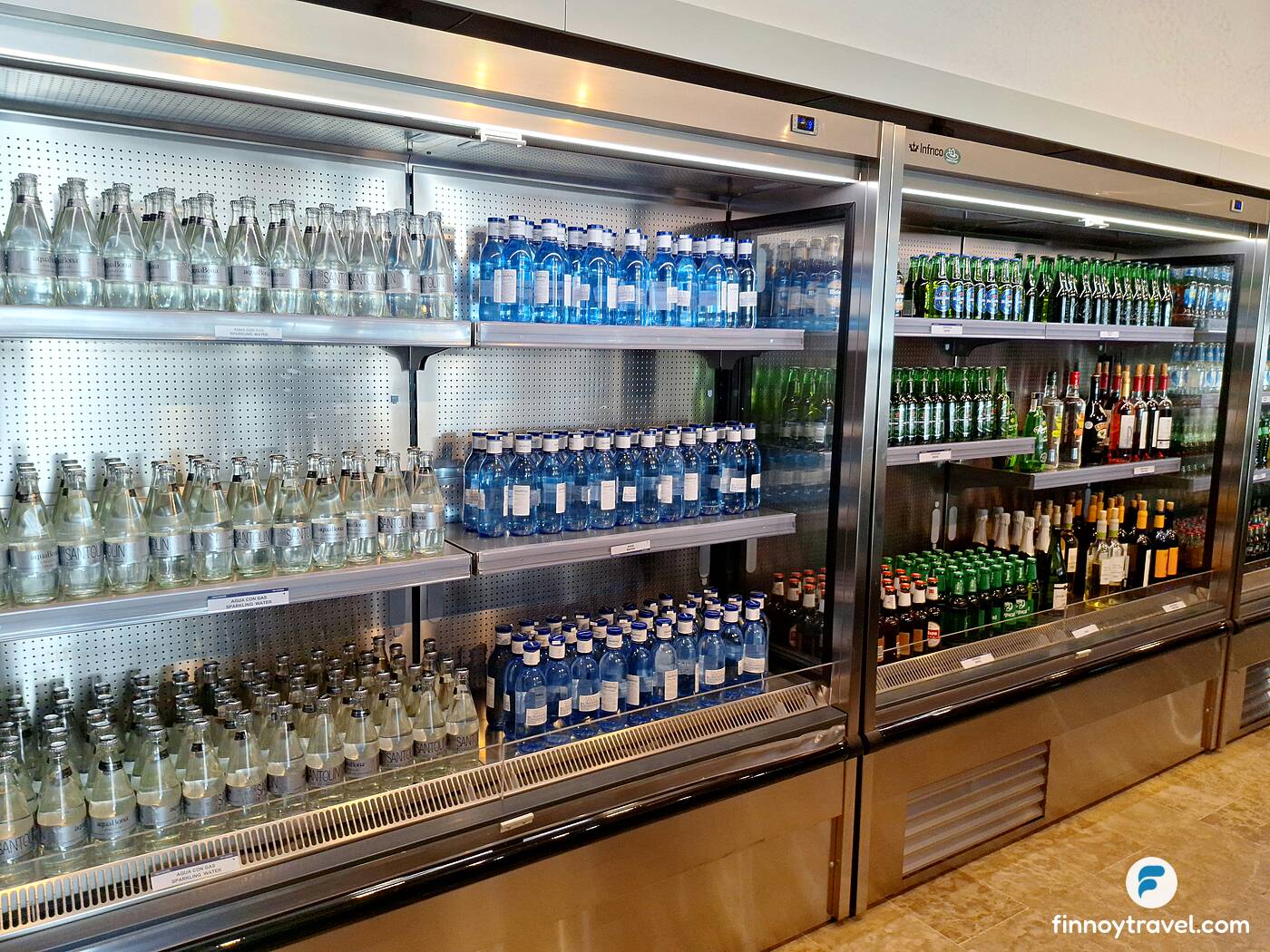 ボトル飲料でいっぱいの冷蔵庫