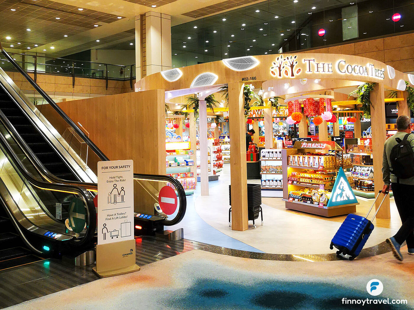 SATSプレミアラウンジへ続くエスカレーター