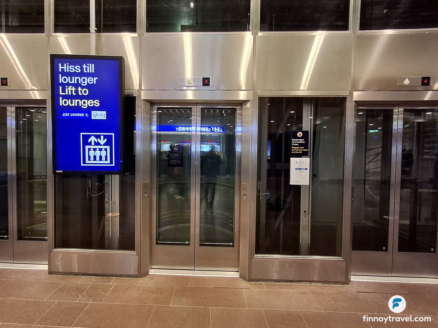 ラウンジ行きのエレベーター