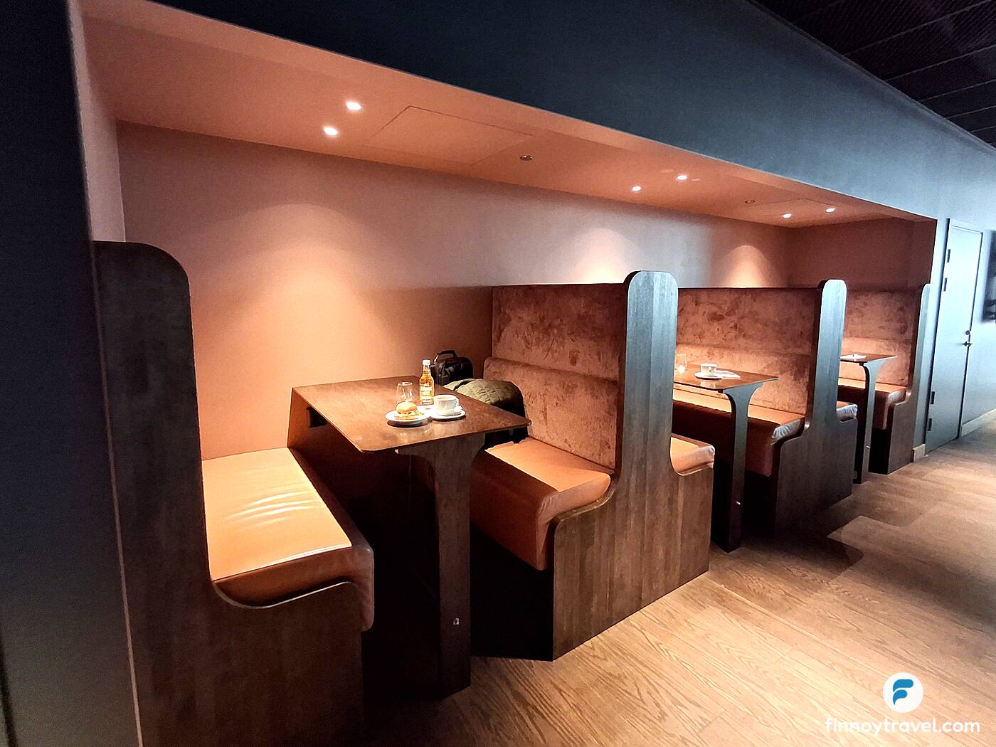 椅子とテーブル