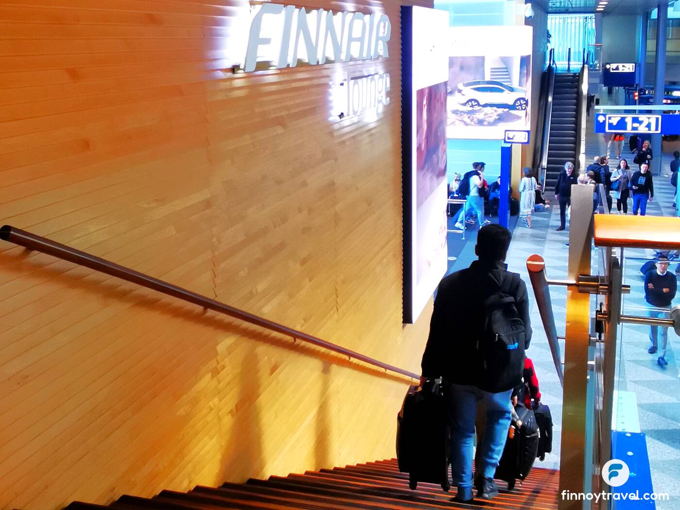 ヘルシンキ空港シェンゲンエリアのフィンエアー・ビジネスラウンジをちょうど出ていく利用者たち。