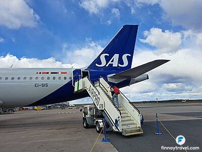 Passageiros embarcando no Airbus A320 da SAS no Aeroporto de Helsinque