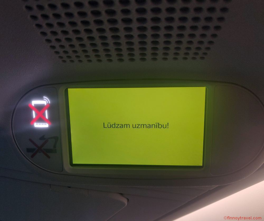 A tela de informa&ccedil;&otilde;es do Airbus A220 da airBaltic.