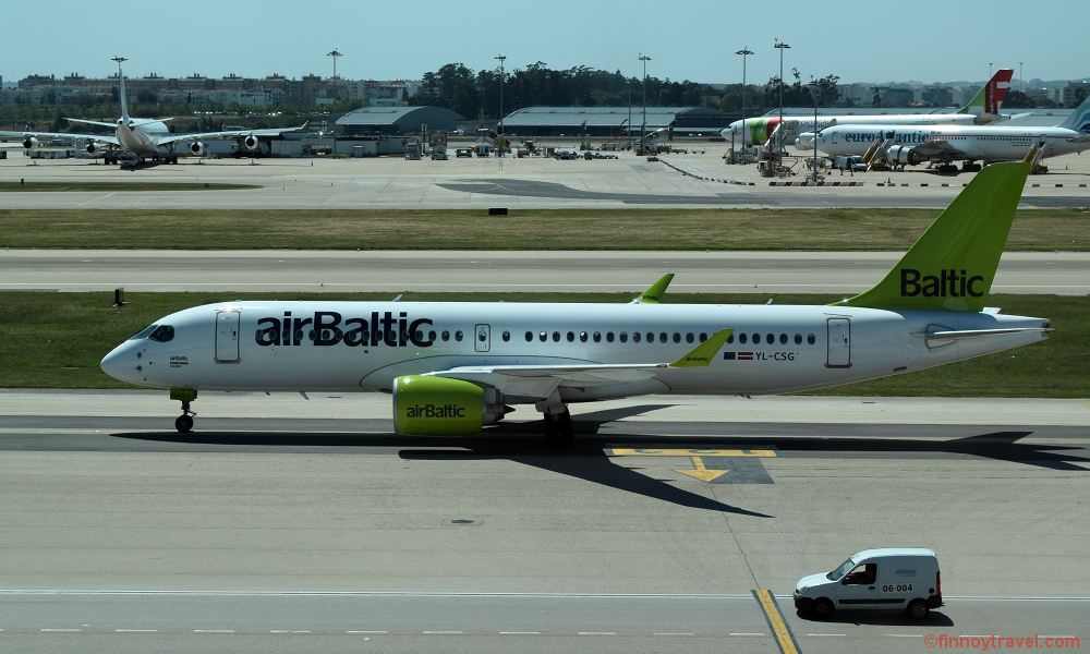 Airbus A220-300 em Lisboa, da airBaltic