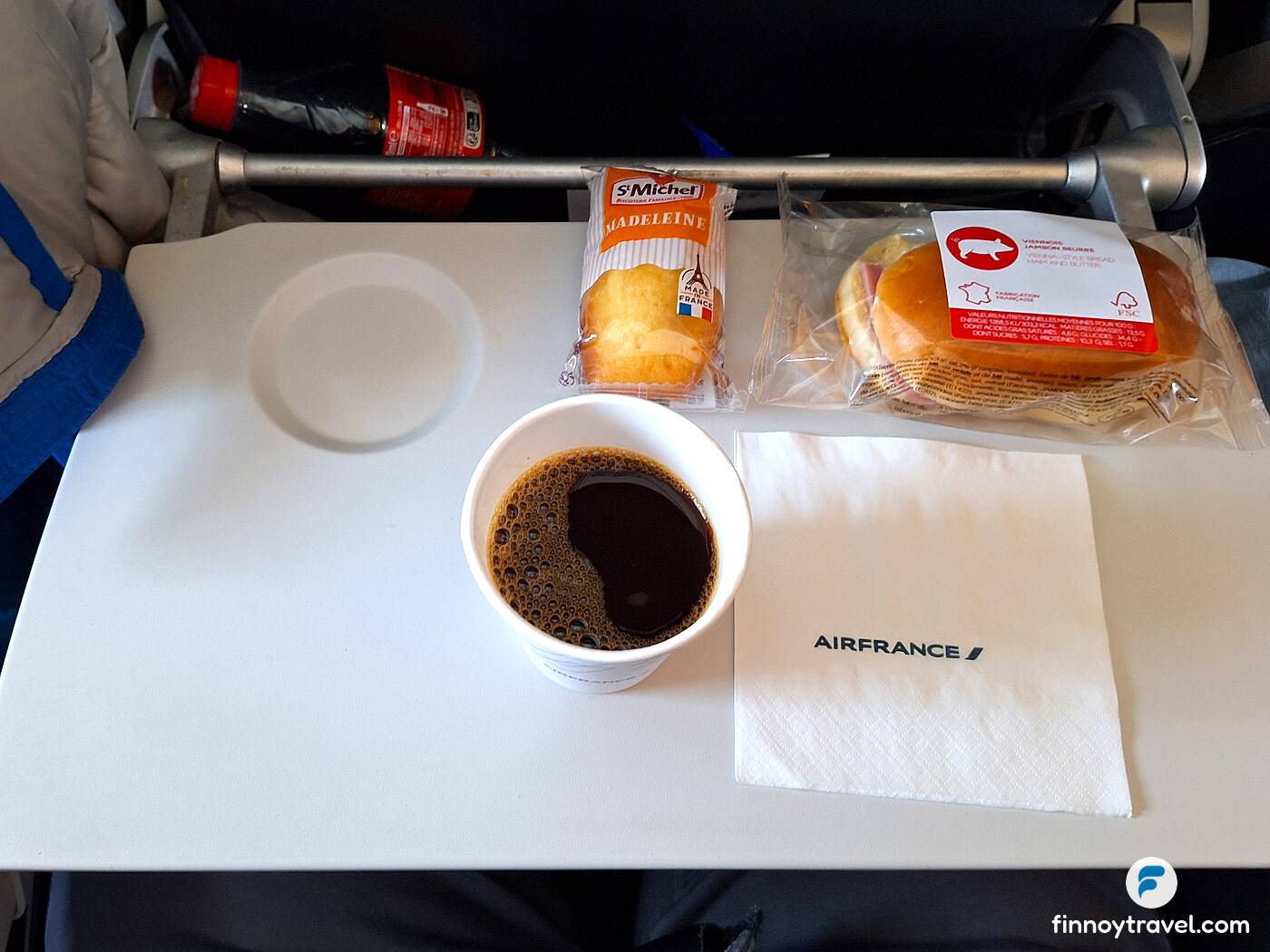 Caf&eacute;, p&atilde;o, doce