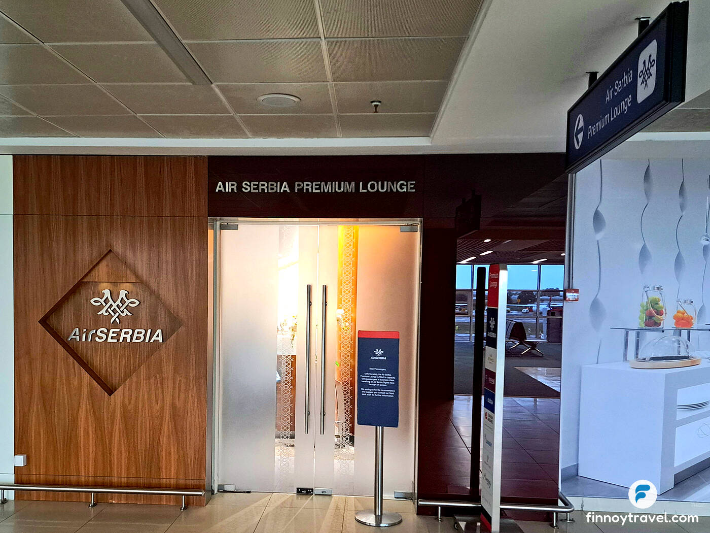 A entrada do Air Serbia Premium Lounge