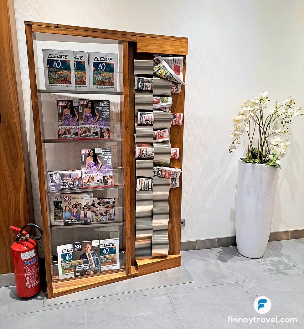 Estante de revistas do Air Serbia Premium Lounge