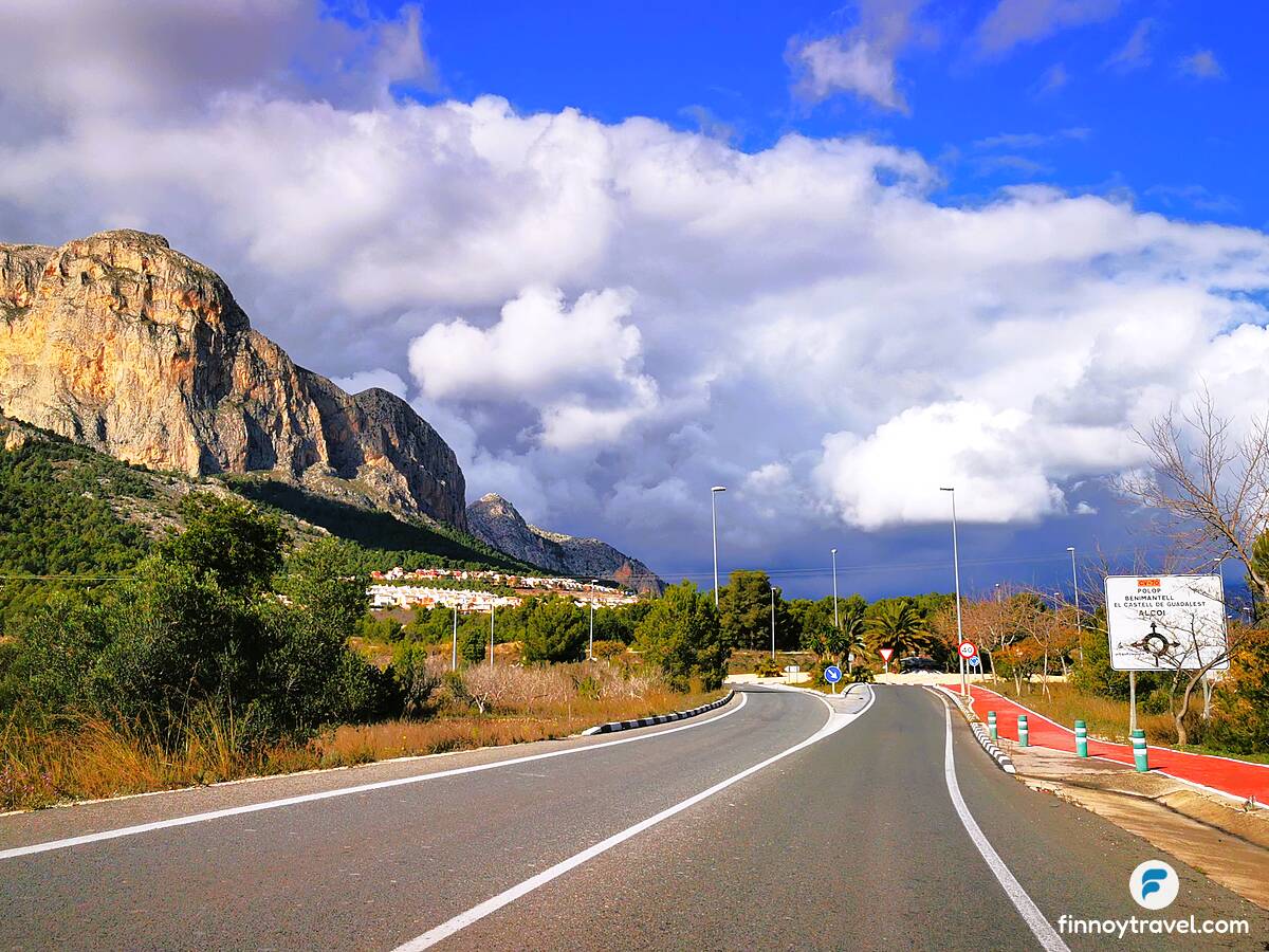 Estradas de pista &uacute;nica em Alicante, Espanha