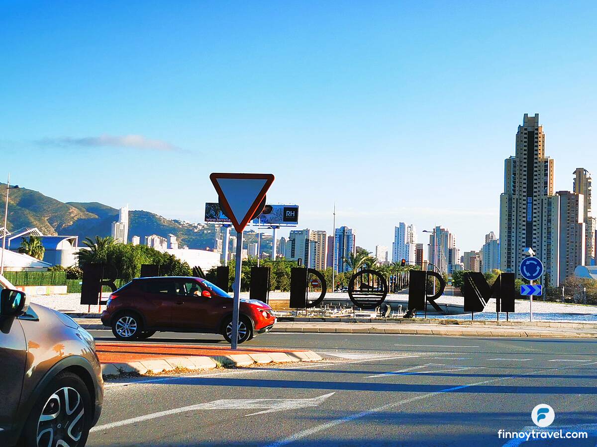 Uma rotunda em Benidorm, Espanha.