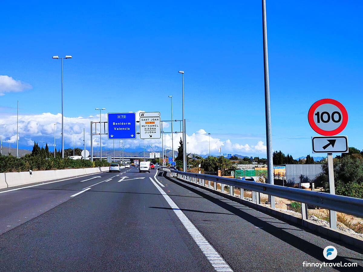Um sinal de tr&acirc;nsito em Alicante a indicar velocidade m&aacute;xima de 100 km/h