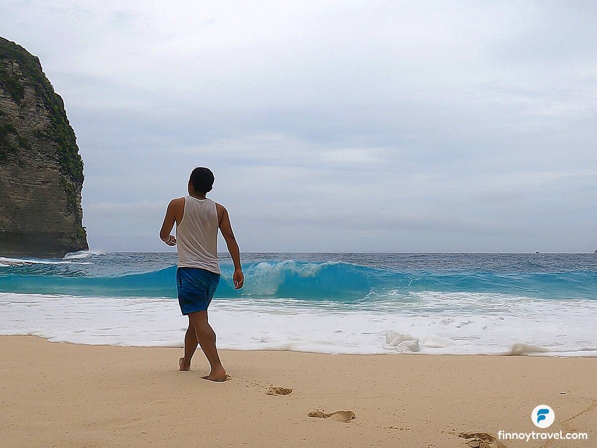 Ondas fortes na praia de Kelingking, em Bali
