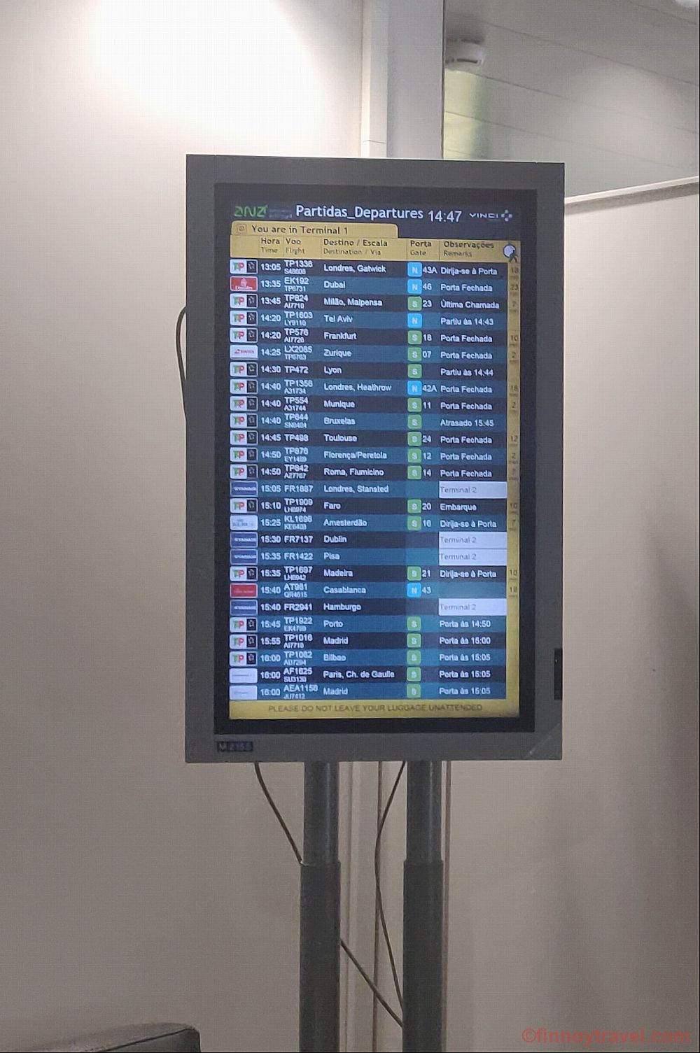 Um painel de informa&ccedil;&otilde;es de voo na Blue Lounge