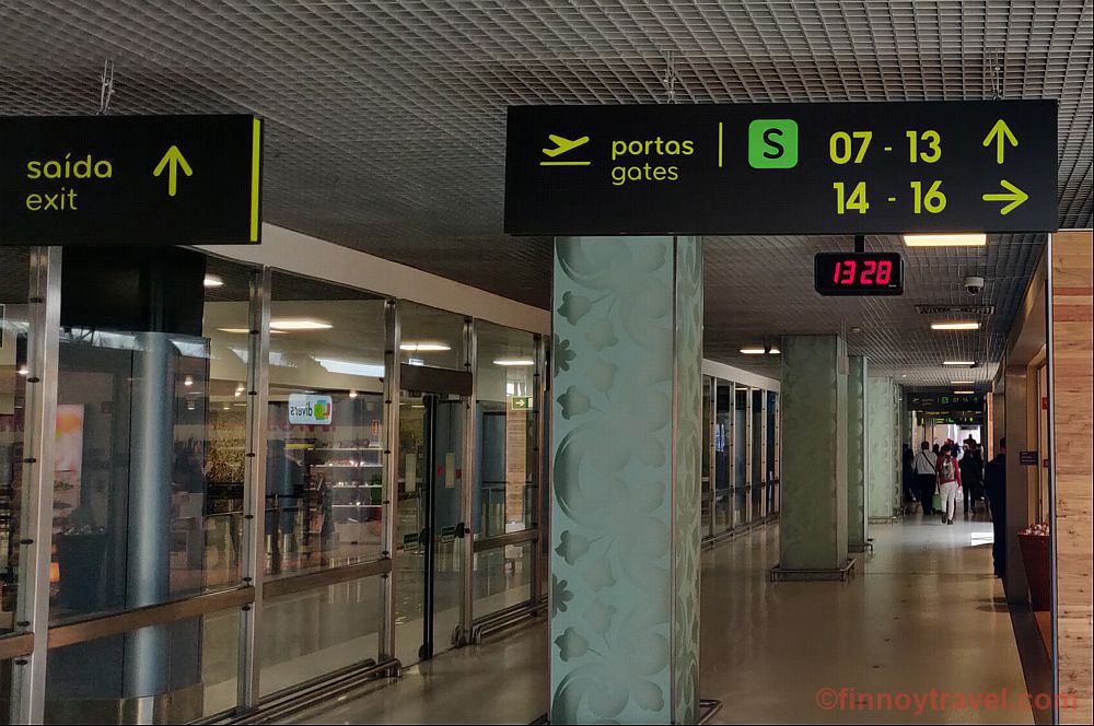 Placas indicativas para a Blue Lounge