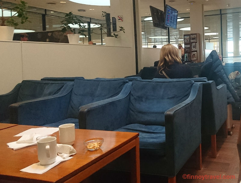 Sof&aacute;s antigos e gastos na sala VIP