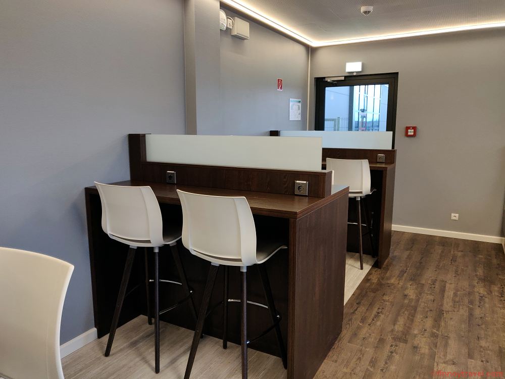 C Lounge em Berlim Tegel, tomadas para recarga