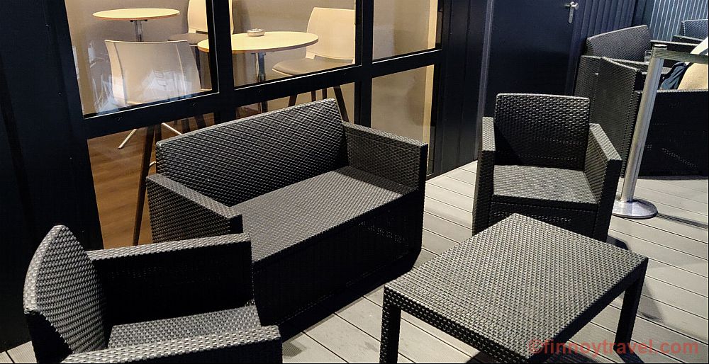 Terra&ccedil;o ao ar livre na C-Lounge de Berlim-Tegel