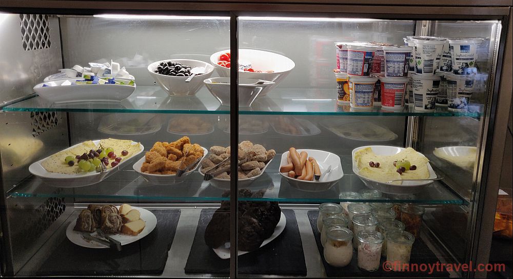 Vitrine de comidas na C-Lounge de Berlim-Tegel