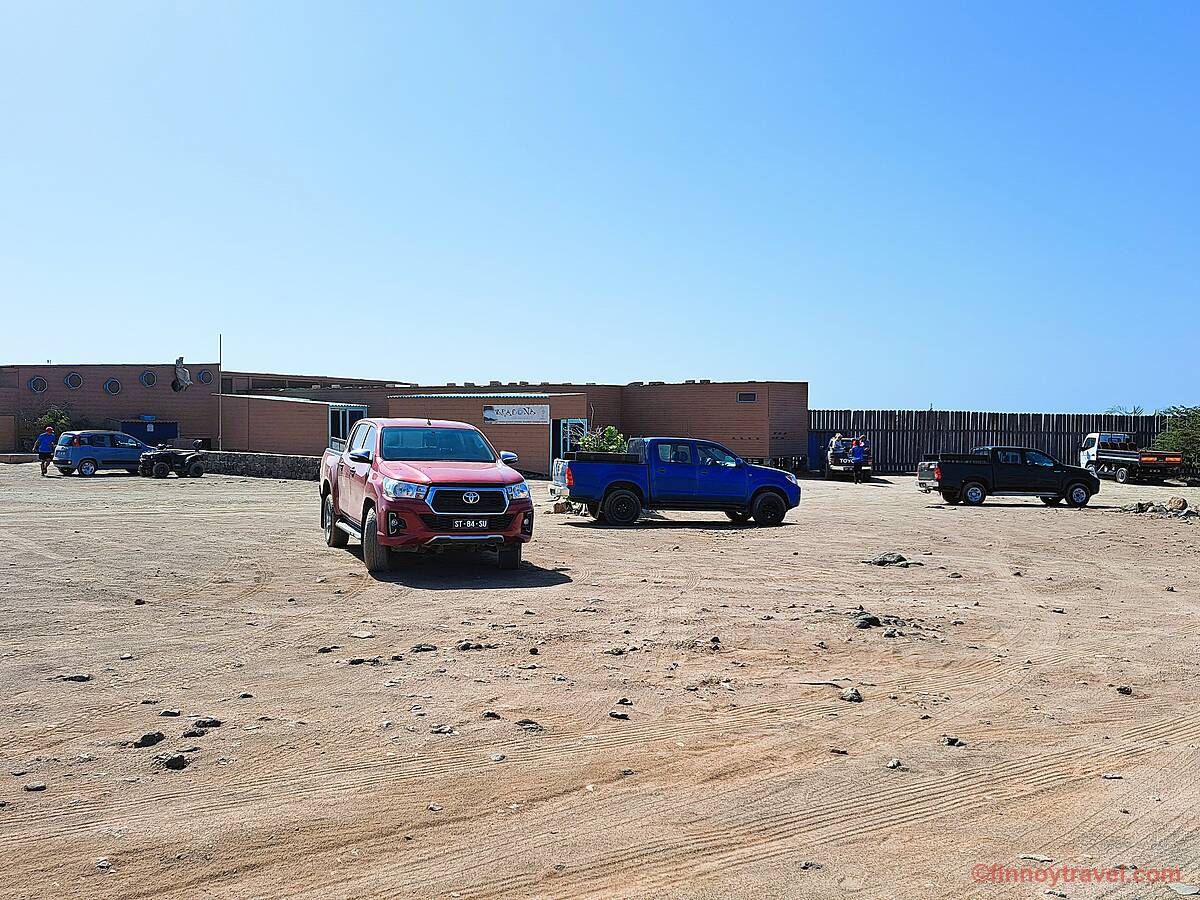 Carros estacionados no parque de estacionamento do Buracona (Olho Azul), em Cabo Verde
