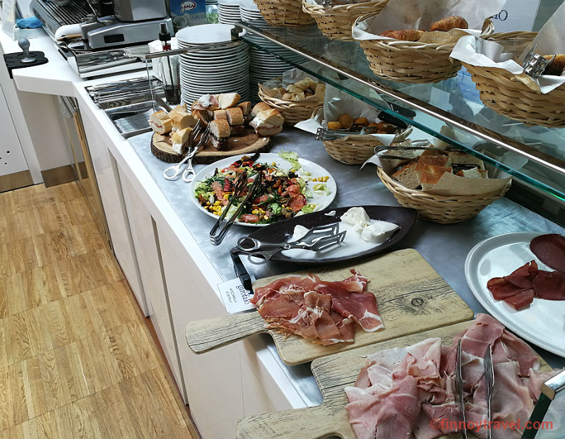 A mesa de buffet na Sala VIP Caruso