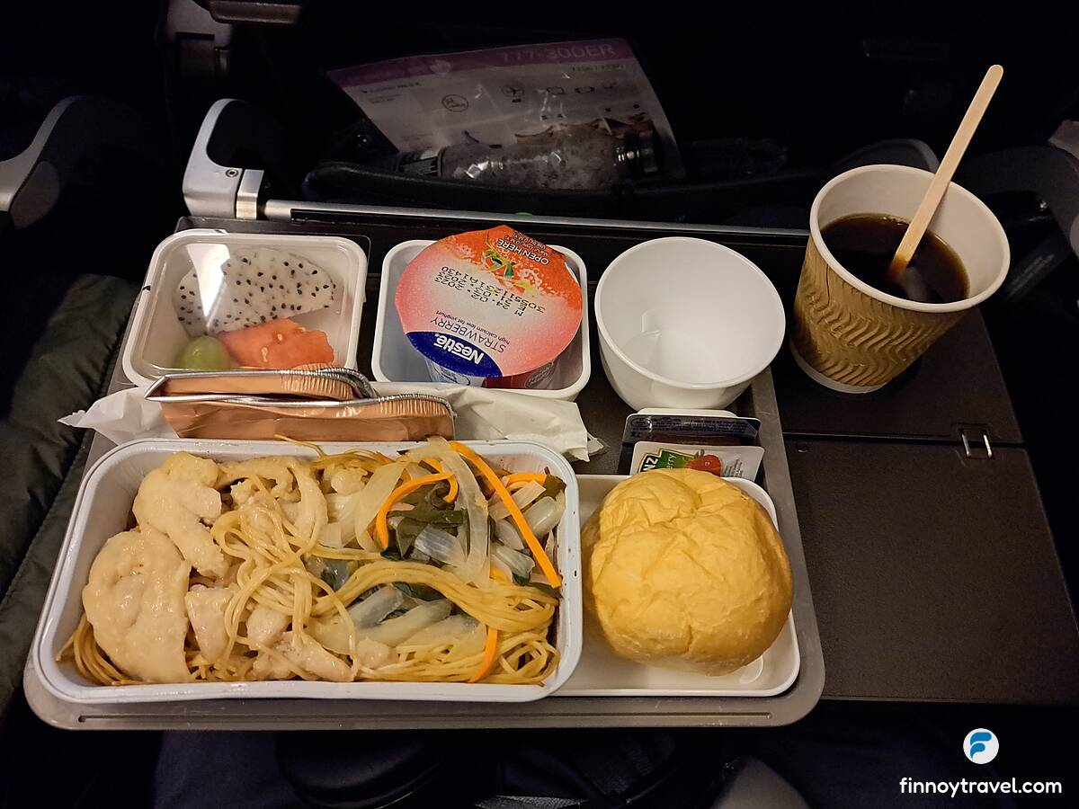 Caf&eacute; da manh&atilde; na classe econ&ocirc;mica da Cathay Pacific