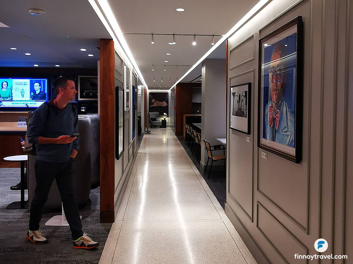 Corredor do Centurion Lounge no Aeroporto de Heathrow