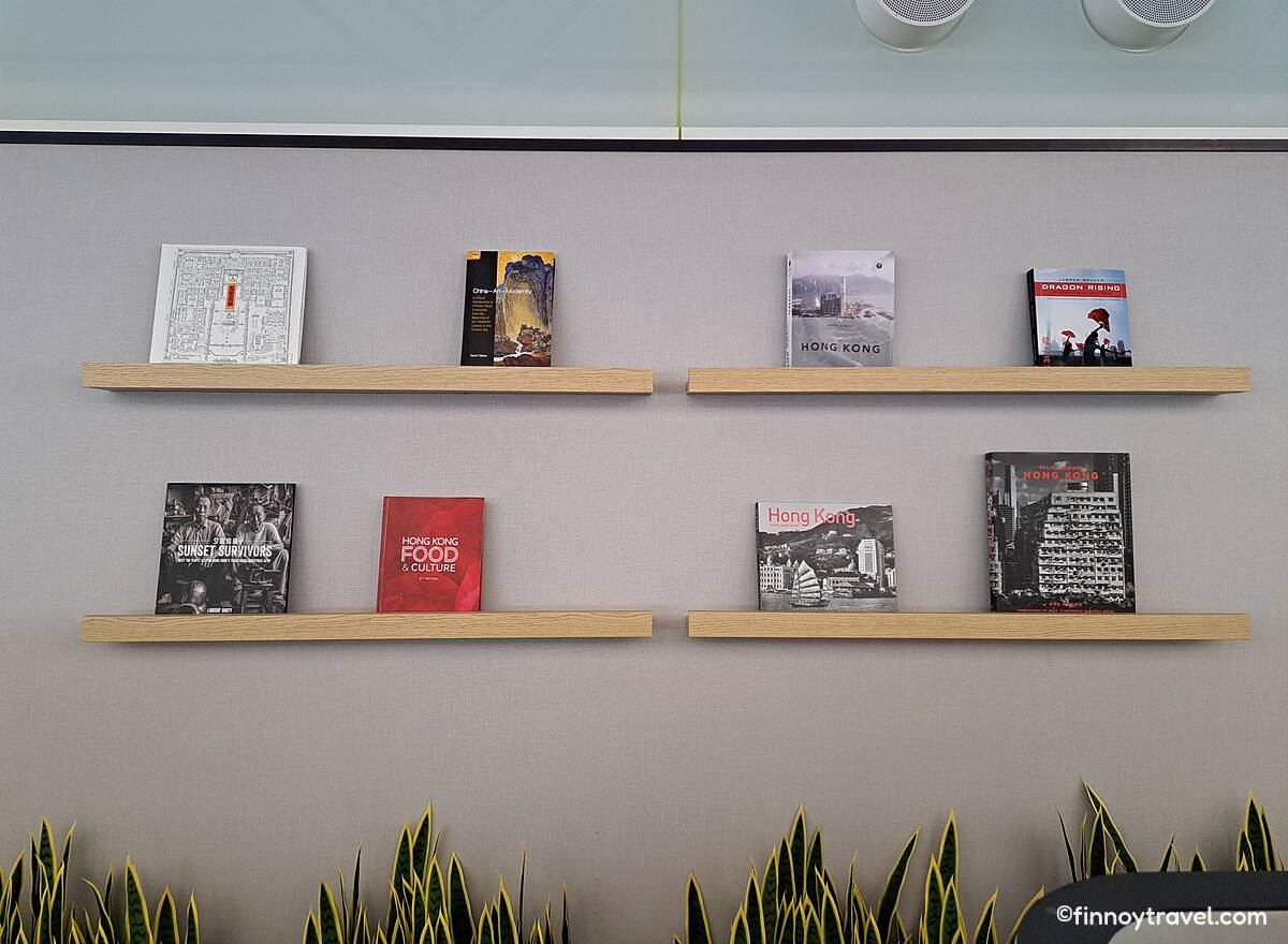 Estante com livros interessantes