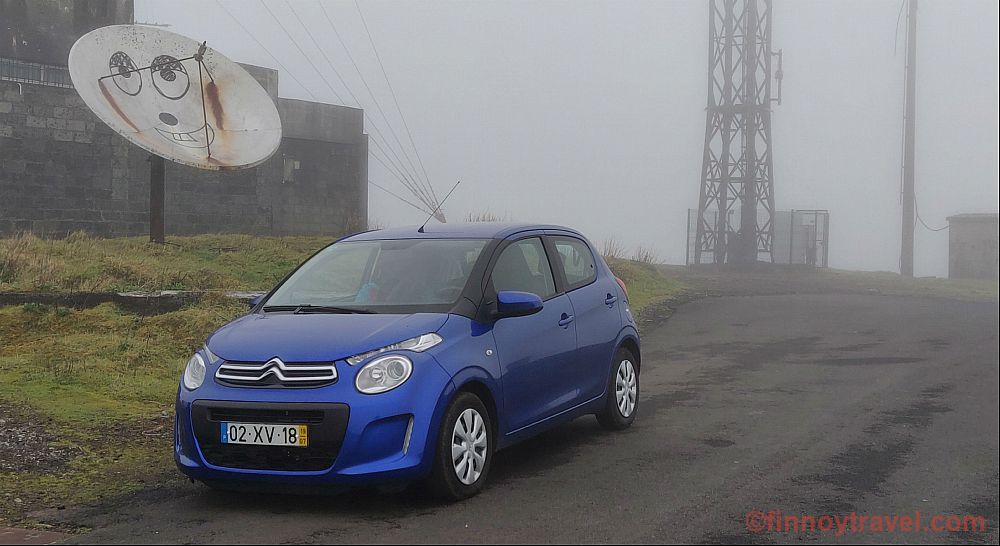Citro&euml;n C1 estacionado no topo da Serra de Santa B&aacute;rbara