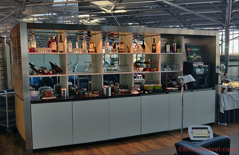 A sele&ccedil;&atilde;o de bebidas &eacute; excelente. Os clientes podem pegar destilados, vinho, Baileys ou cerveja na prateleira do buffet. Claro, h&aacute; tamb&eacute;m muitas op&ccedil;&otilde;es n&atilde;o alco&oacute;licas.