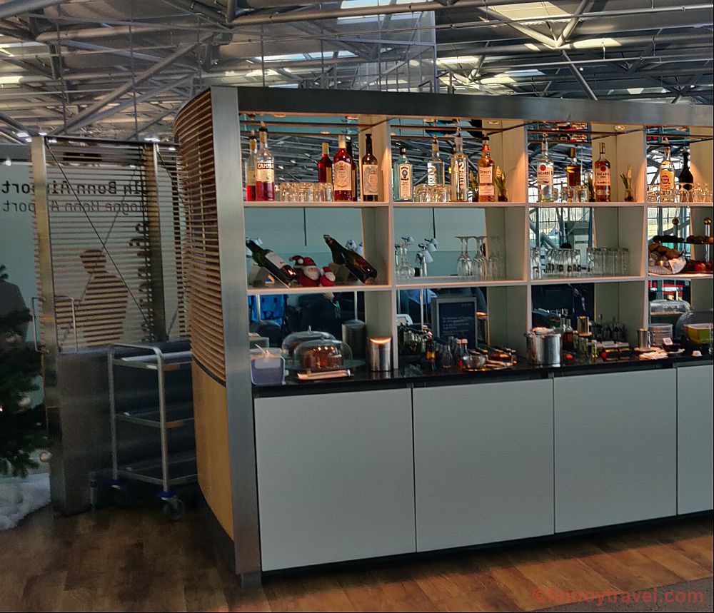 Garrafas de bebidas na prateleira