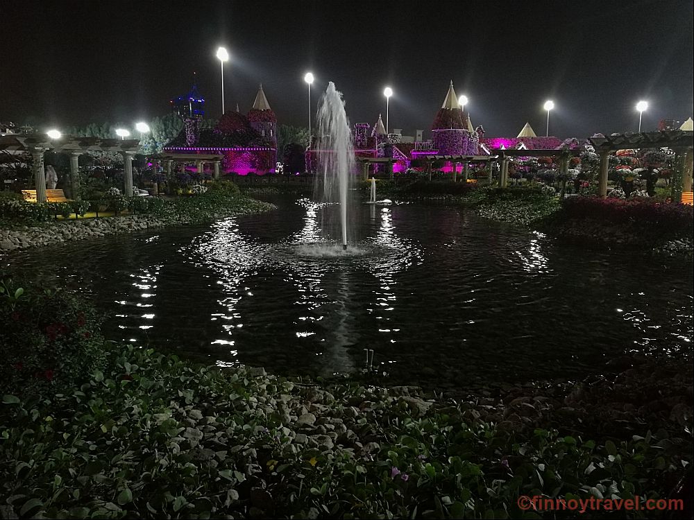 Um lago no Dubai Miracle Garden