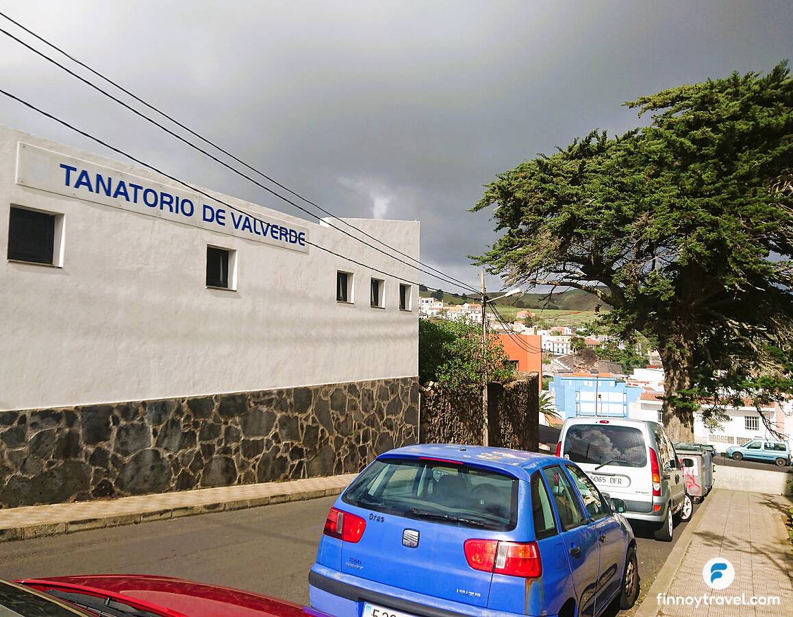 Carros estacionados em uma rua de Valverde, na ilha de El Hierro
