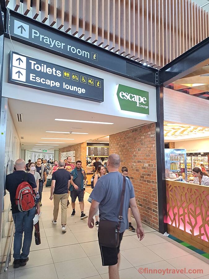 Corredor para a Escape Lounge