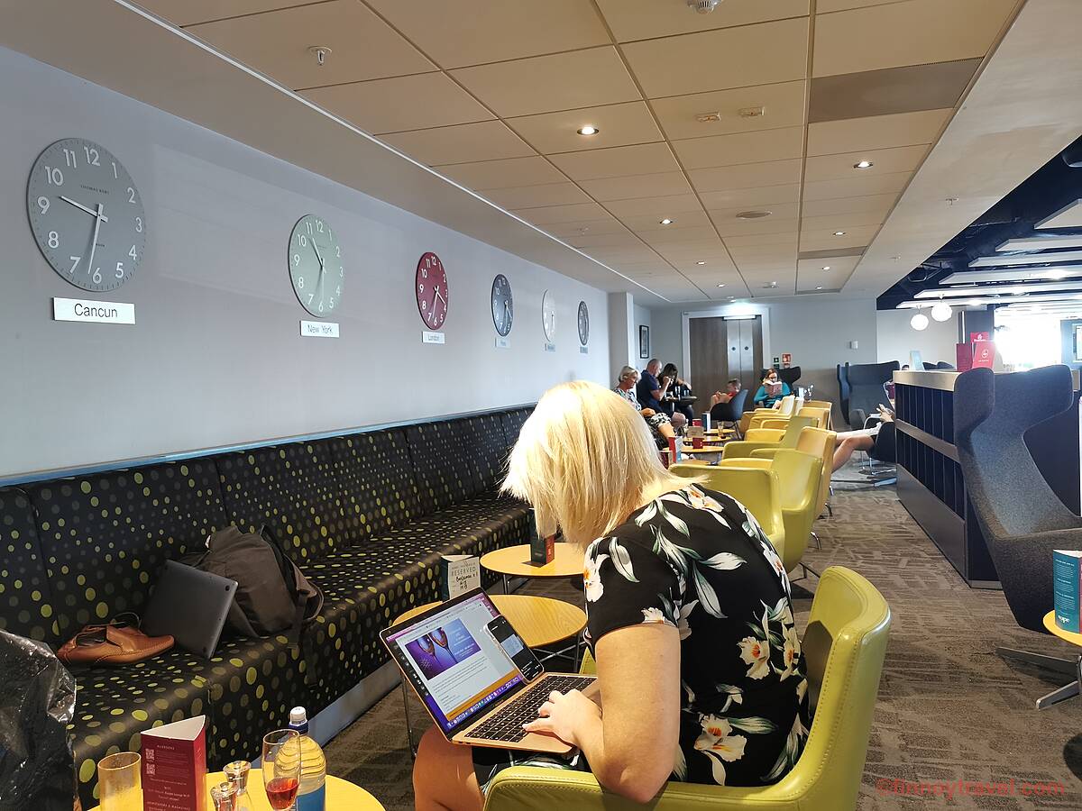 Rel&oacute;gios do mundo e uma mulher