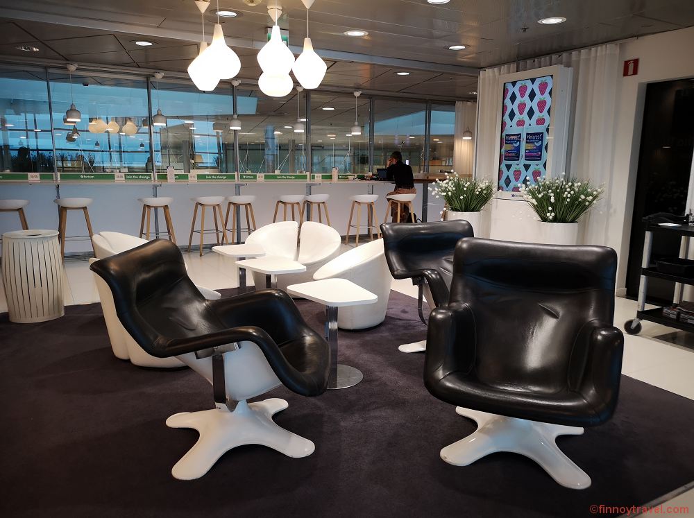 Cadeiras confort&aacute;veis no Finnair Lounge