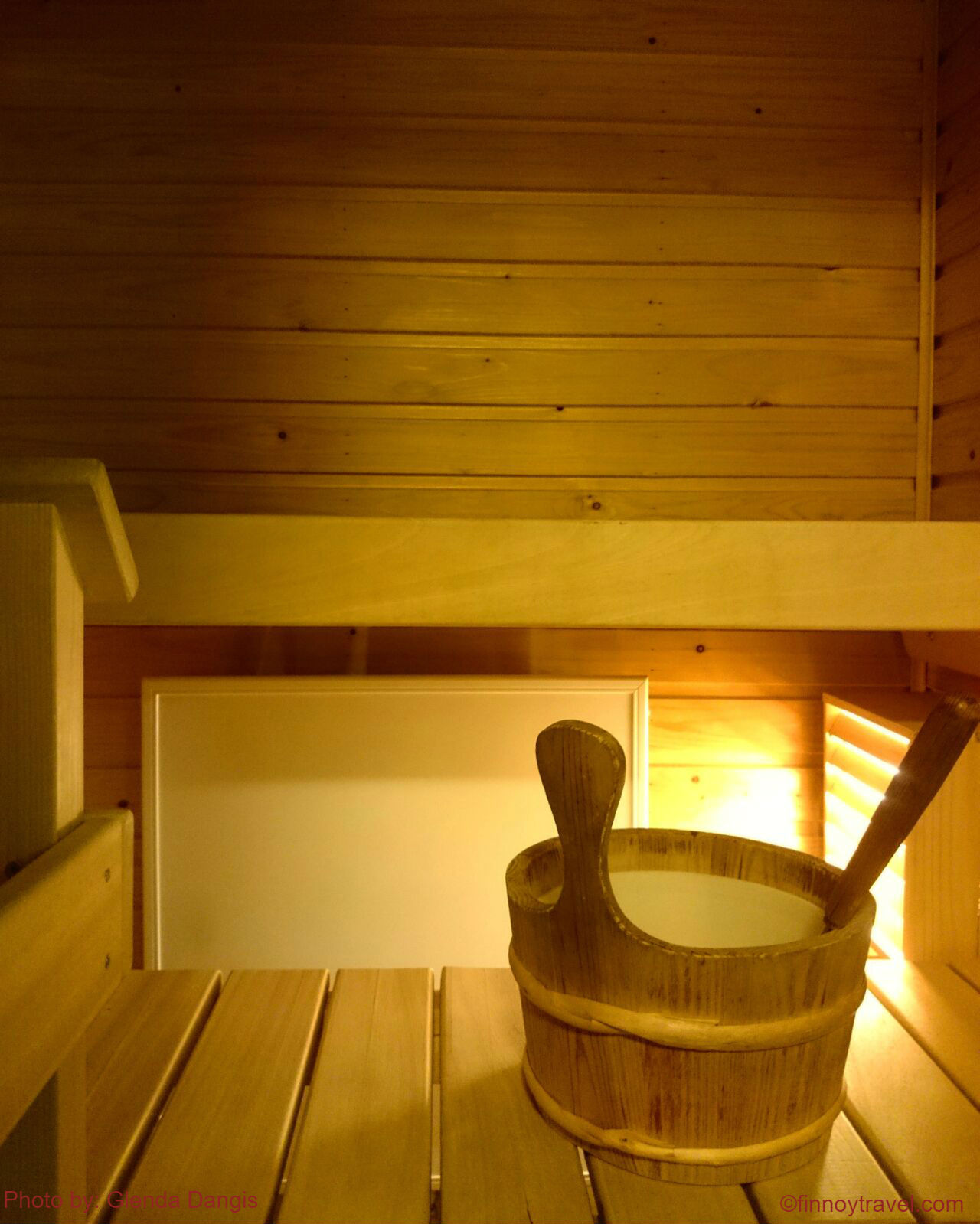 Sauna finlandesa e um balde de &aacute;gua