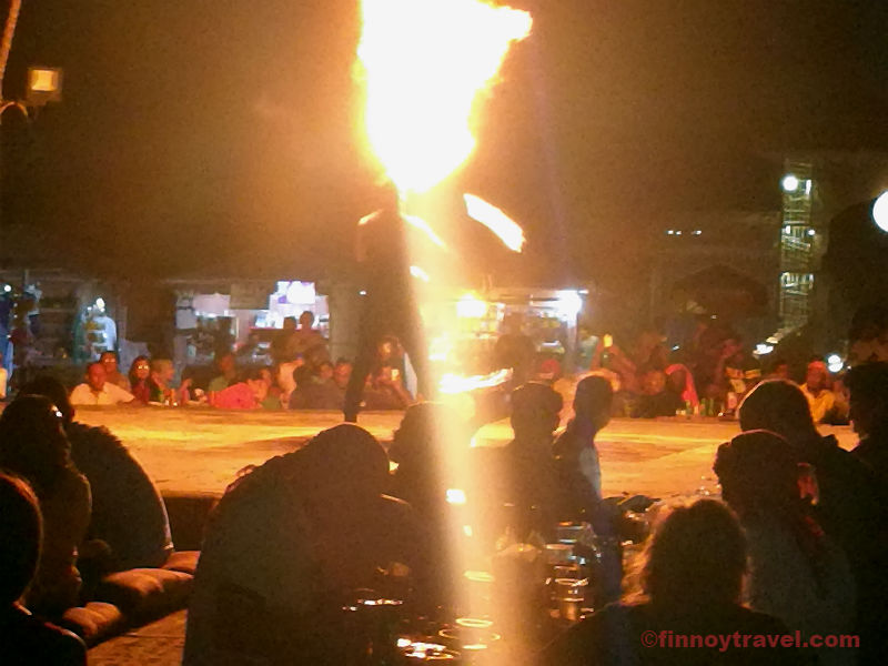 Show de fogo no acampamento de saf&aacute;ri