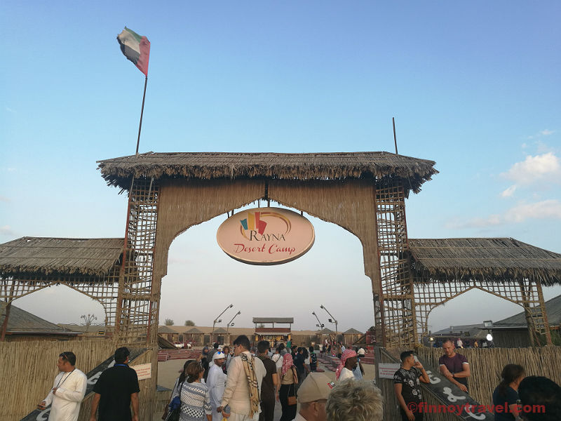 Entrada do acampamento de saf&aacute;ri da Rayna Tours em Dubai