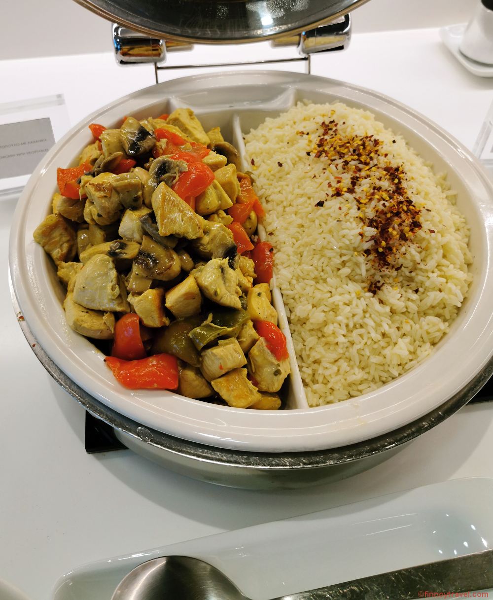Frango com legumes e arroz no lounge CIP da Goldair Handling