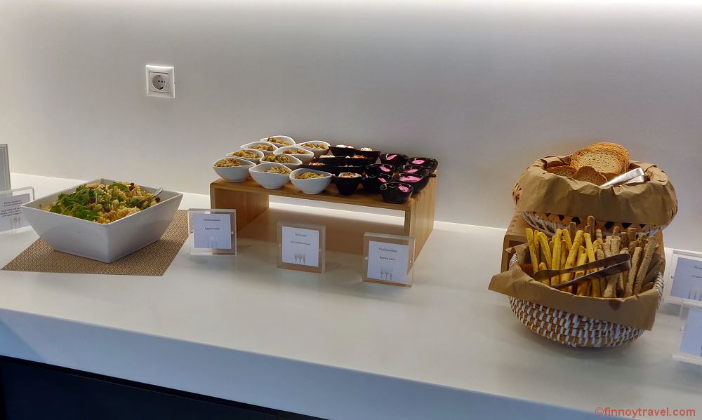 Petiscos no lounge CIP da Goldair Handling