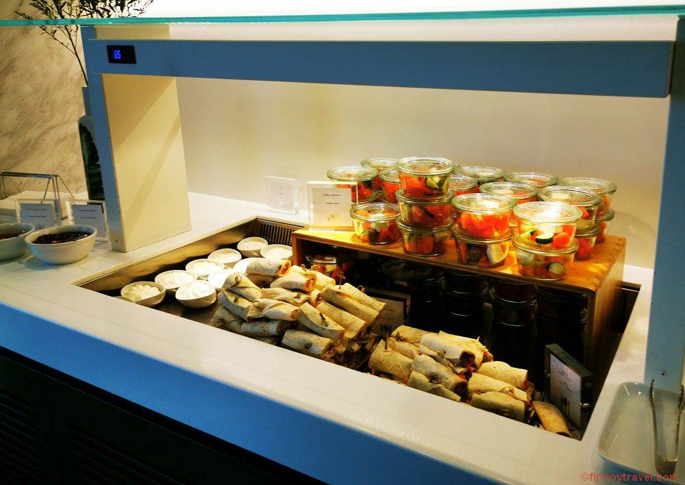 Saladas gregas, salada de frutas e petiscos no lounge CIP da Goldair Handling