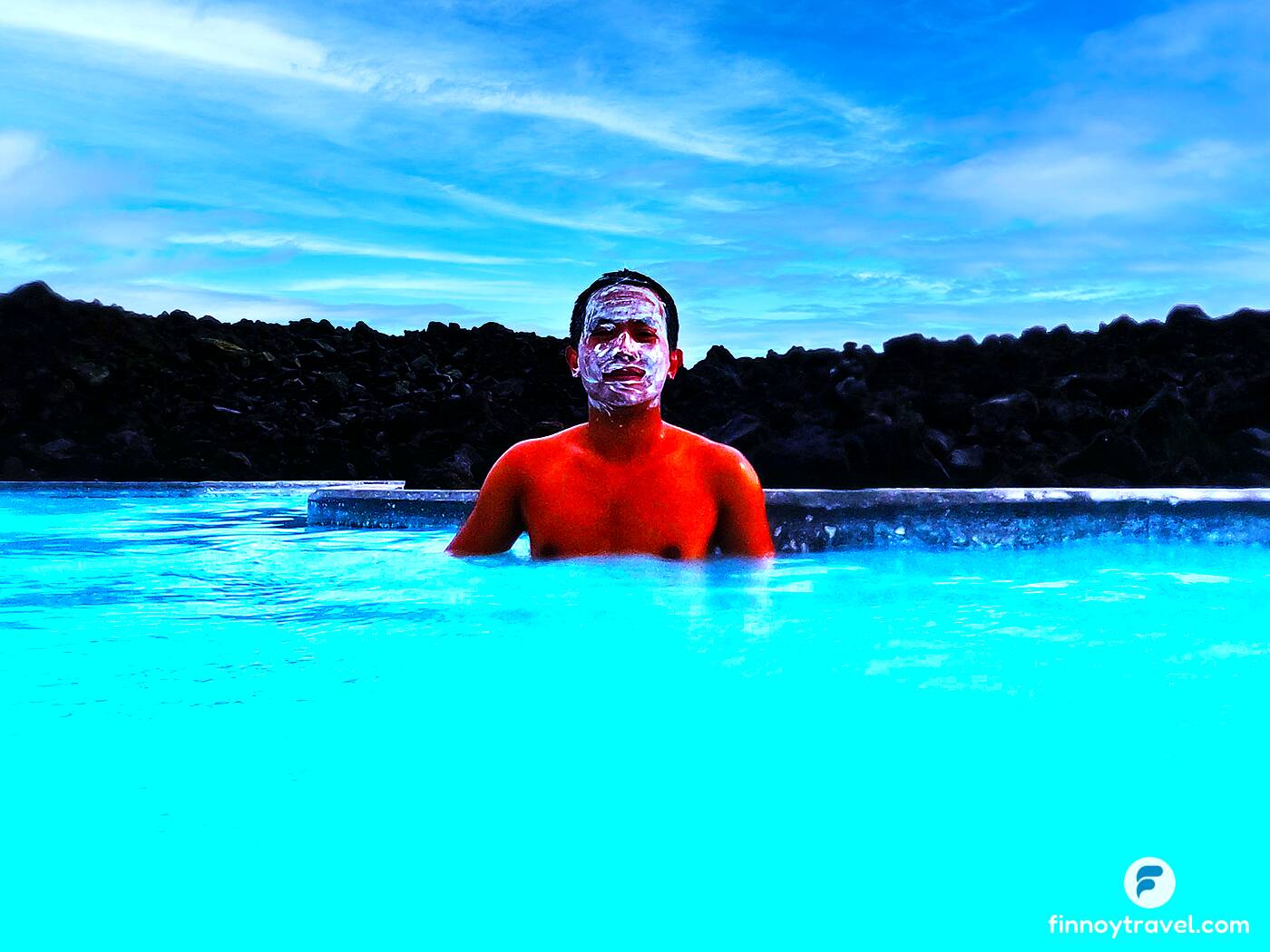 Ceasar usando m&aacute;scara de lama na piscina da Lagoa Azul, na Isl&acirc;ndia