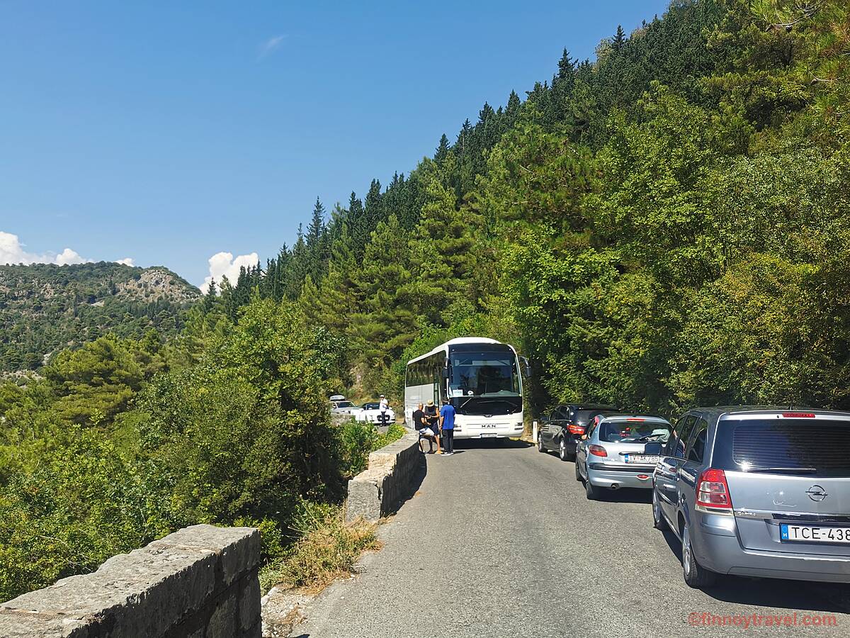 Engarrafamento na estrada serpenteante de Kotor