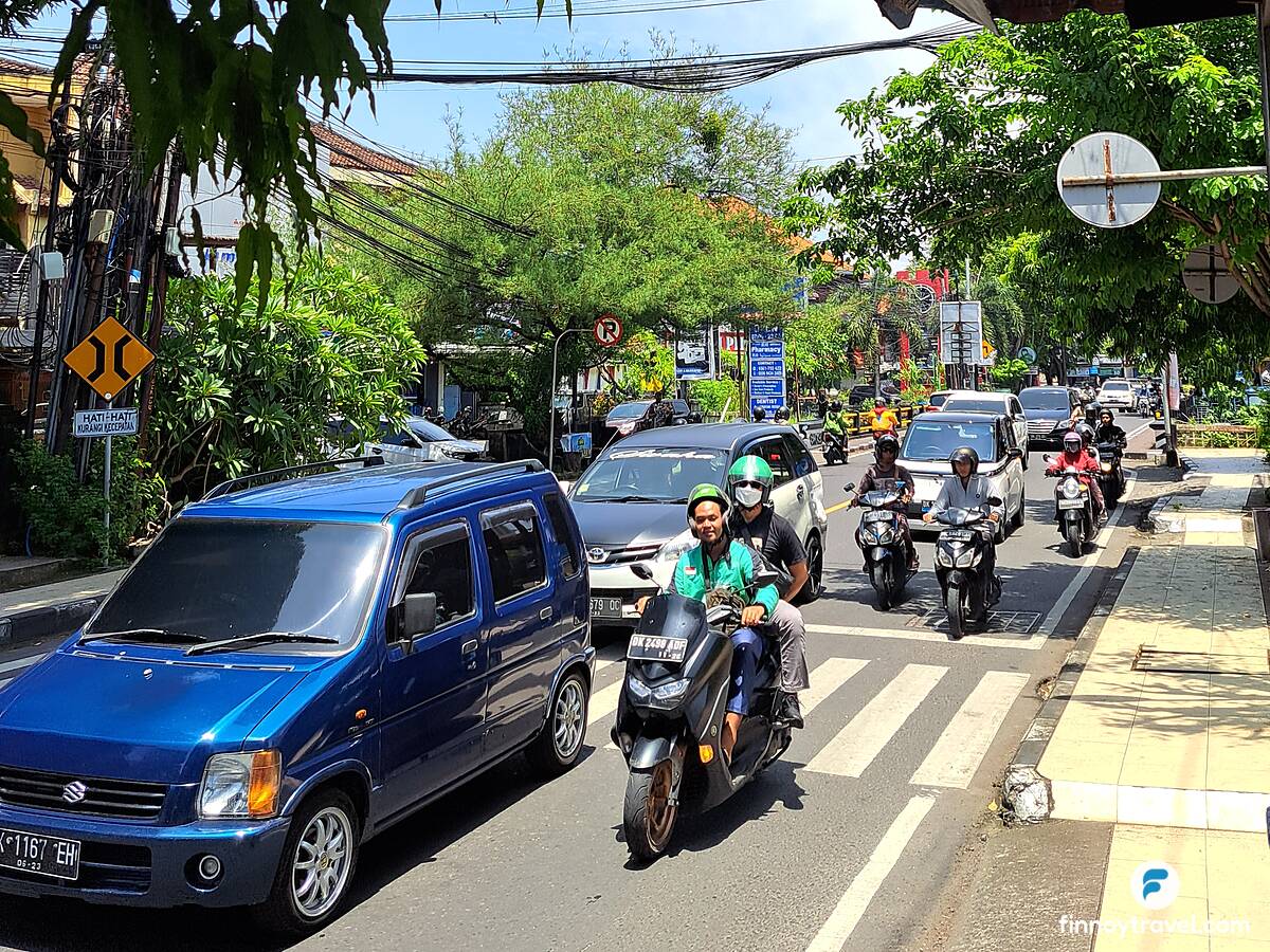 Rua movimentada em Kuta