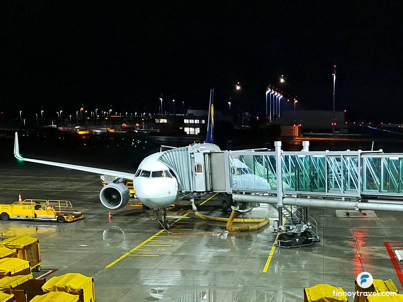 Airbus A320 da Lufthansa no port&atilde;o de embarque em Munique