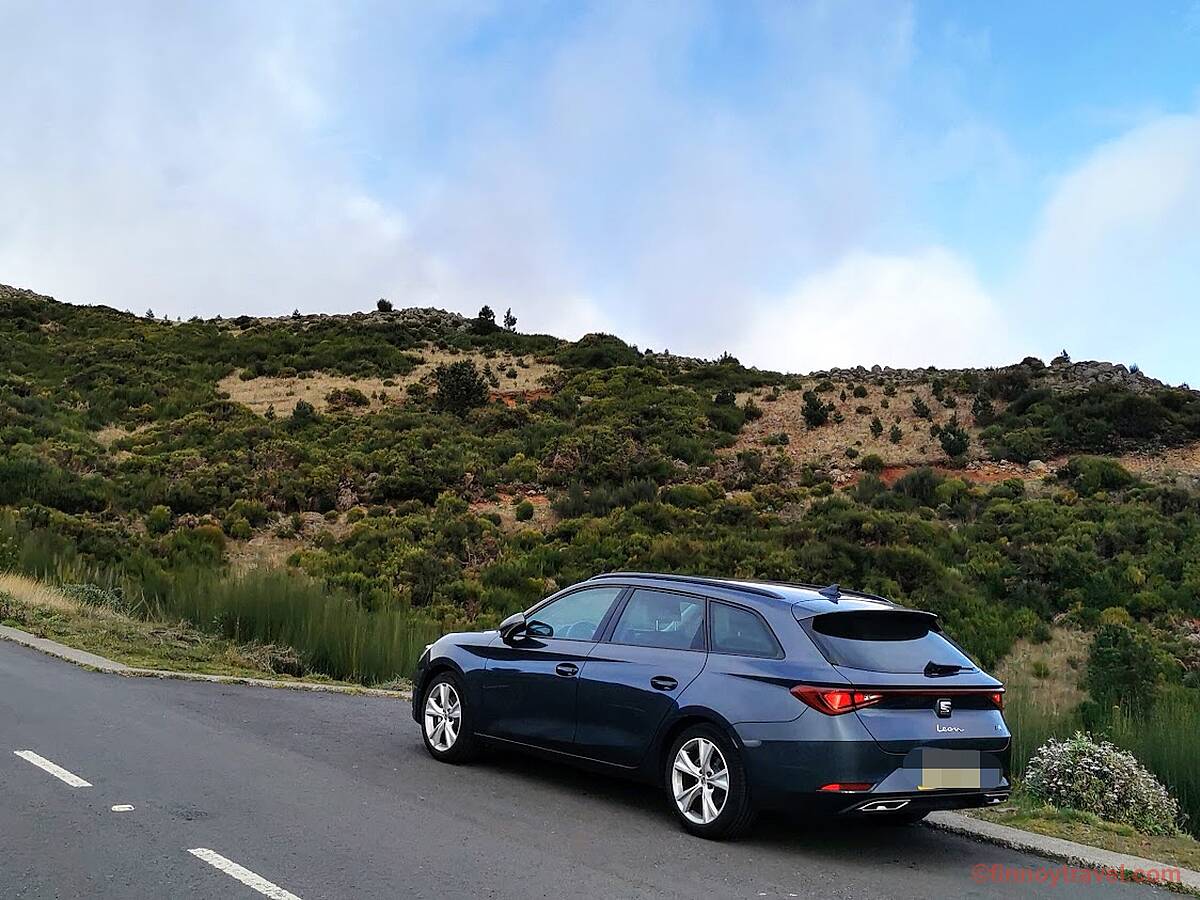 Um lugar para estacionar num miradouro na Madeira